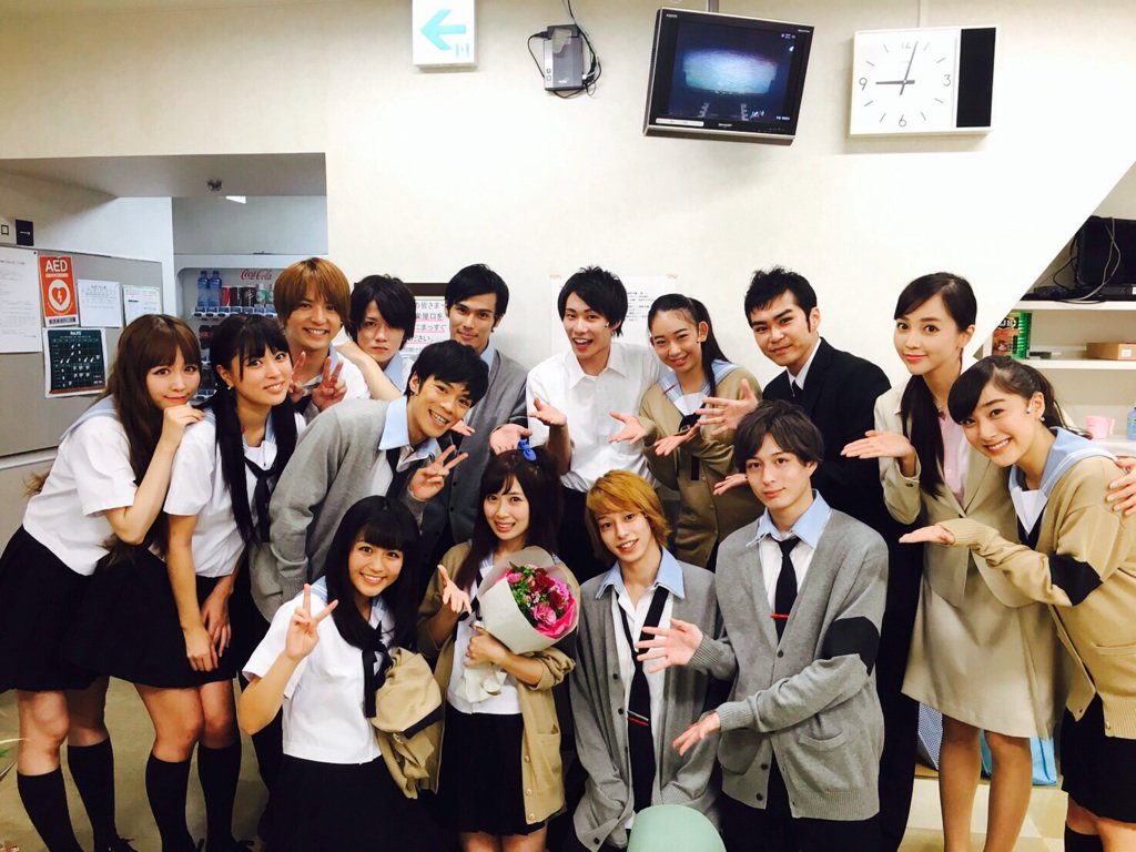 ReLIFE_stage's tweet photo. 今日は、狩生玲奈誕生日イベントでした*\(^o^)/*狩生へのお誕生日祝い、犬飼/夜明/大神/海崎/と豪華ラインナップ！原作者描きおろしのイラスト通りに花束をプレゼントしてもらった狩生ちゅりちゃんを囲んでチーズ^_−☆ https://t.co/arxpfeWeai