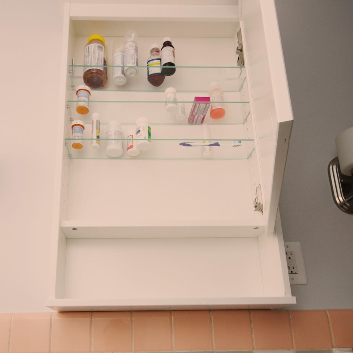 HIHSelfCare's tweet photo. You’ve #childproofed the rest of your home—don’t forget about the #medicine cabinet: https://t.co/aCuB3oTz6u https://t.co/yeQk0CNhzr