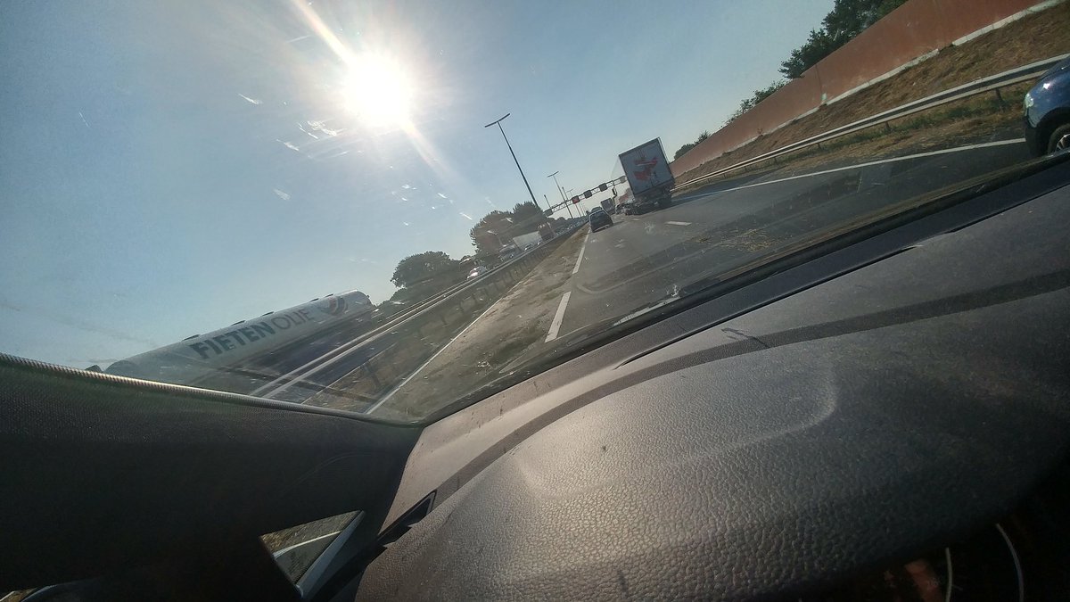 Dikke file op de #A28 bij Zwolle. Flink triple ongeluk op twee locaties en #hooi op de rijbaan.