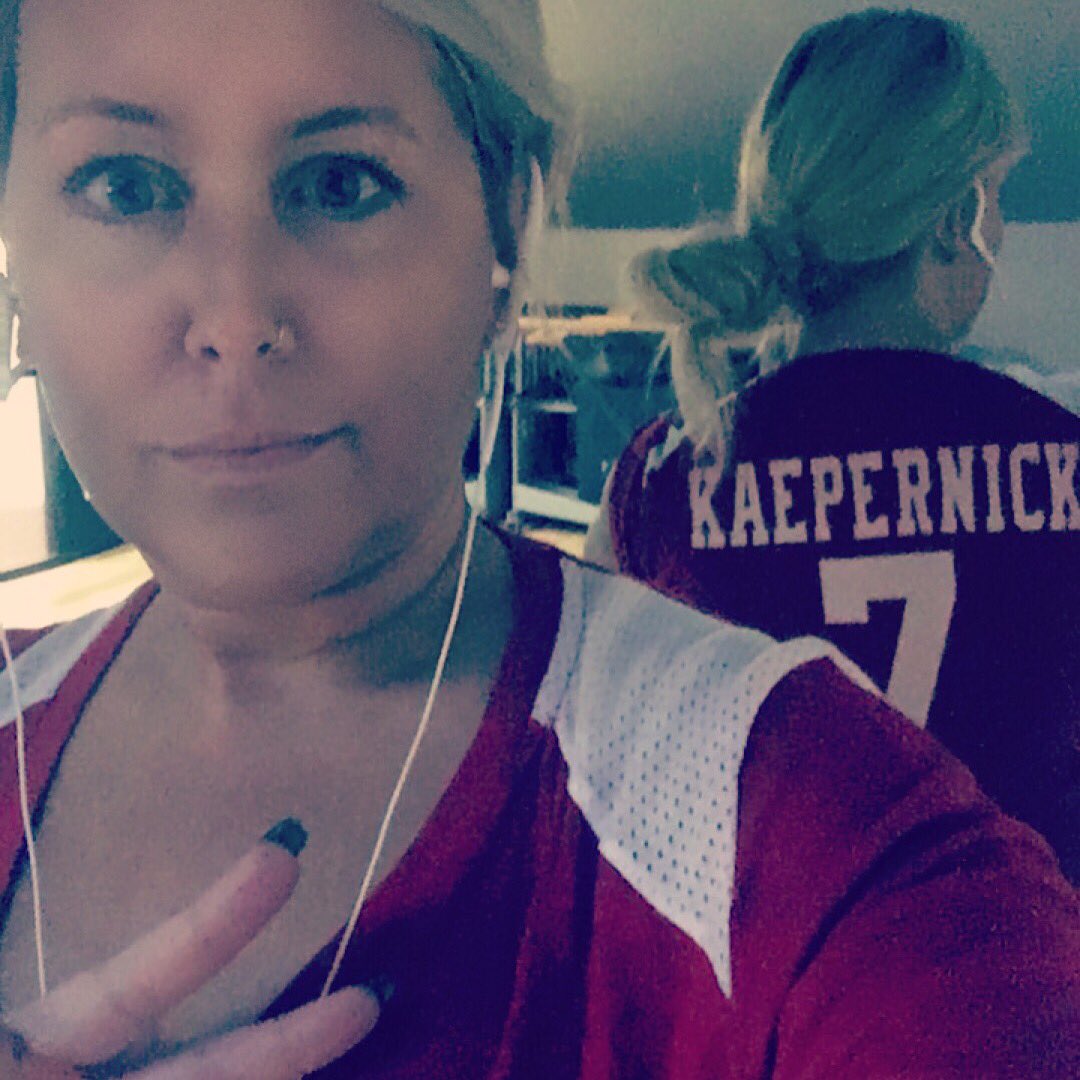 laBellaV_Hair's tweet image. My first #NFL Jersey❤️ #Kaepernick #Kaepernickprotest #peacefulprotest #BlackLivesMatter #lfk