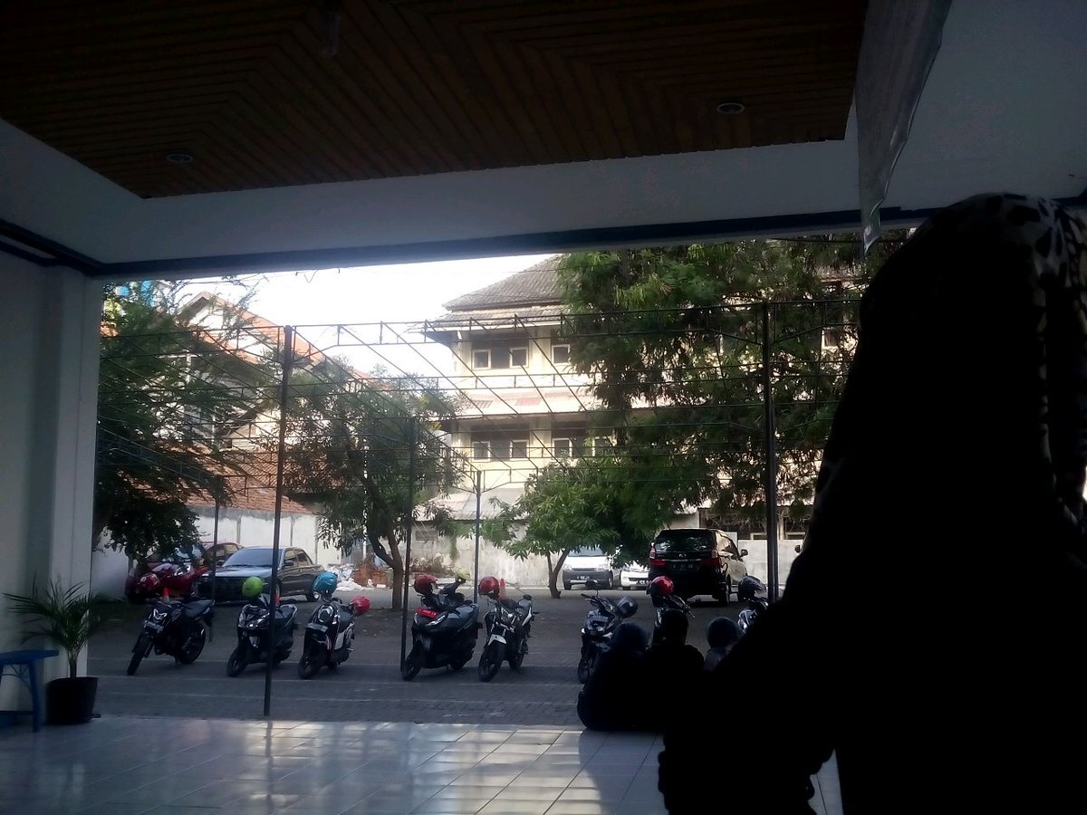 dpmfebudinus's tweet photo. Parkiran gedung C. Tunjukkan STNK kepada petugas saat akan keluar. Ok. Ok. 

😉 #DpmFebUdinus https://t.co/Tc2ZoK5cHJ
