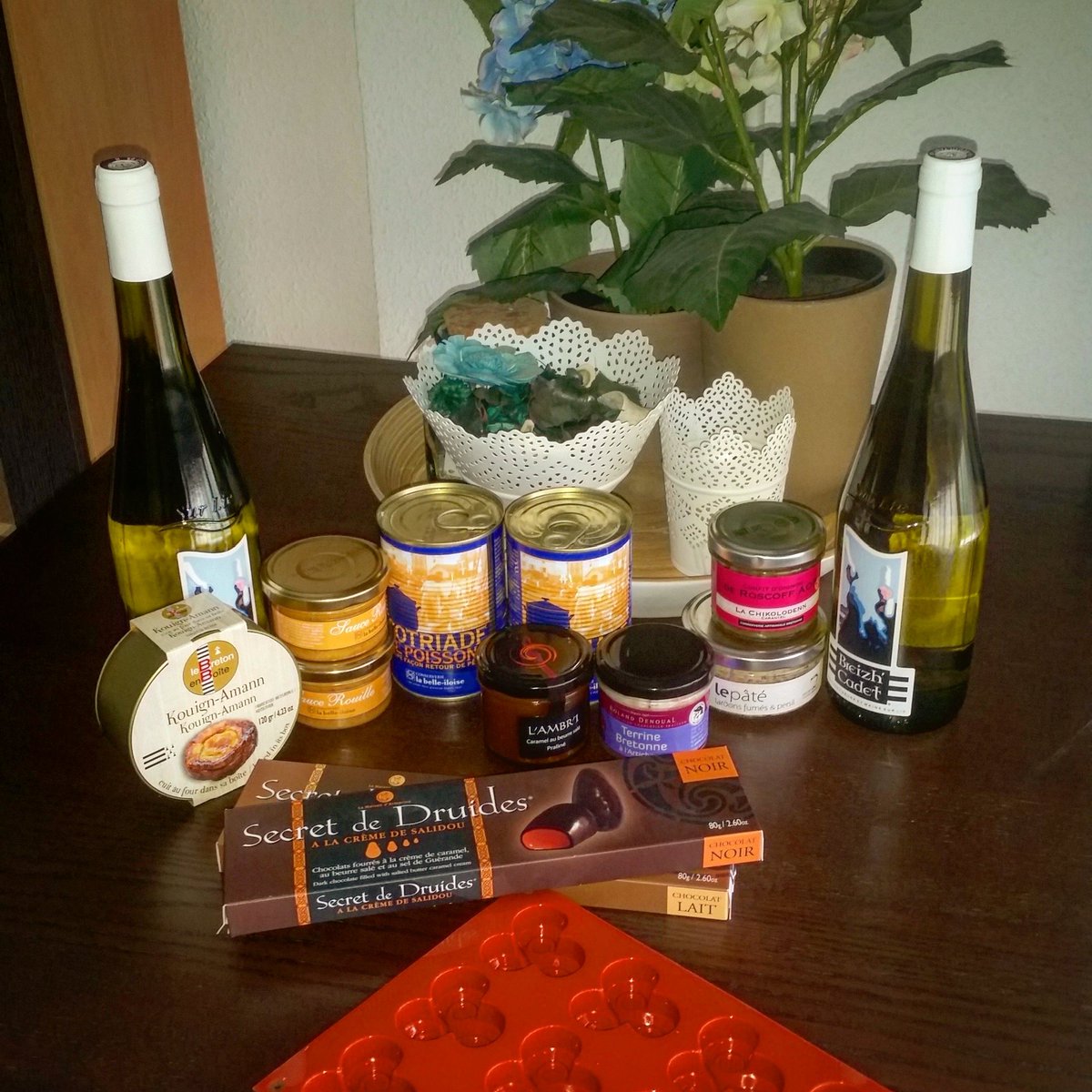 MarPadilla_'s tweet photo. Voici une bretonne-en-coeur bien hereuse 🍽🍜🍫 Merci @TempetedeLouest (et encore un nouveau record vitesse 📦🚚 https://t.co/sNWSvKRynB