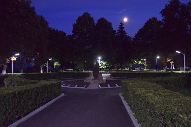 Завершены работы по устройству освещения в сквере "Черный тюльпан" Завершены работы по устройству освещения в сквере "Черный тюльпан"