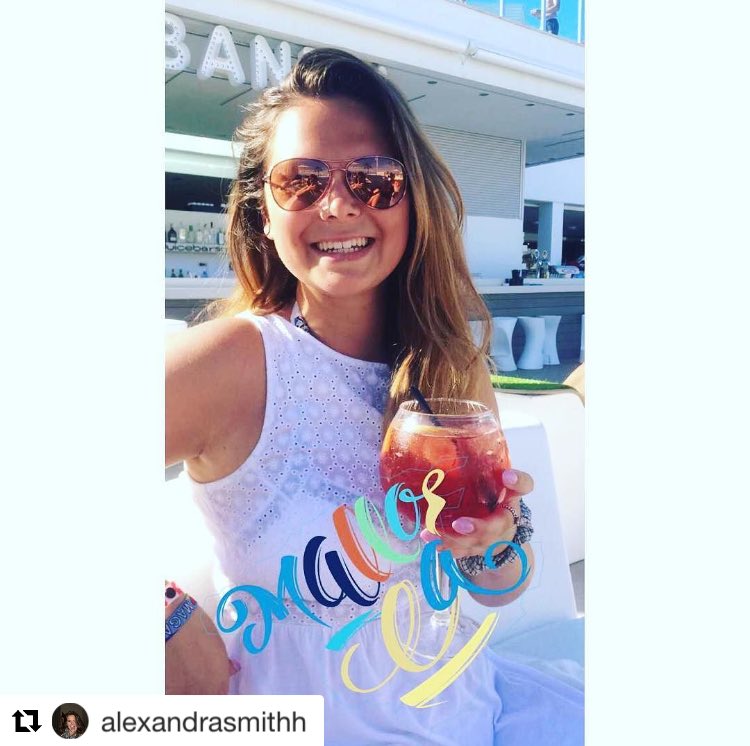 SolHouseCalvia's tweet photo. Fancy a refreshing cup of Sangrรญa by the waves? Order it and chill out at #BanzaiBar like @AlexandraSmithh.
๐น๐๐ป https://t.co/tq0gjWNBDV