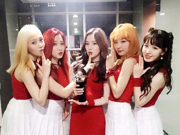 KYERI_RedVelvet's tweet photo. 여러분들, 감사합니다 😘 오늘 더쇼,우리 첫번째는 루시안룰렛. 정말 감사합니다. 사랑해요~ https://t.co/Euv9uMbfAv