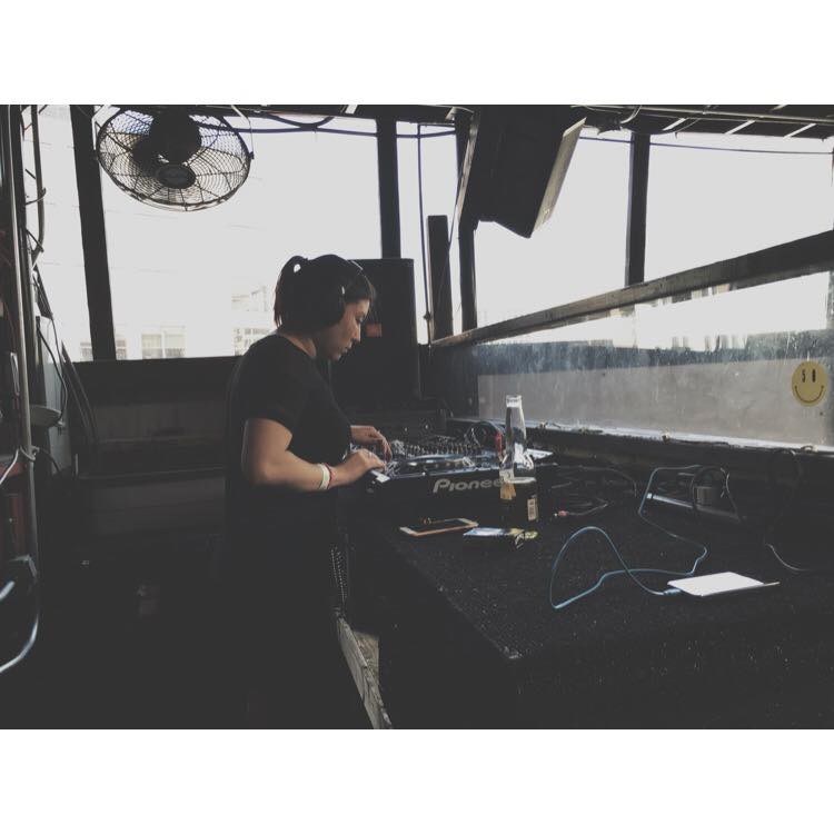 Sunglass Sundays tweet media