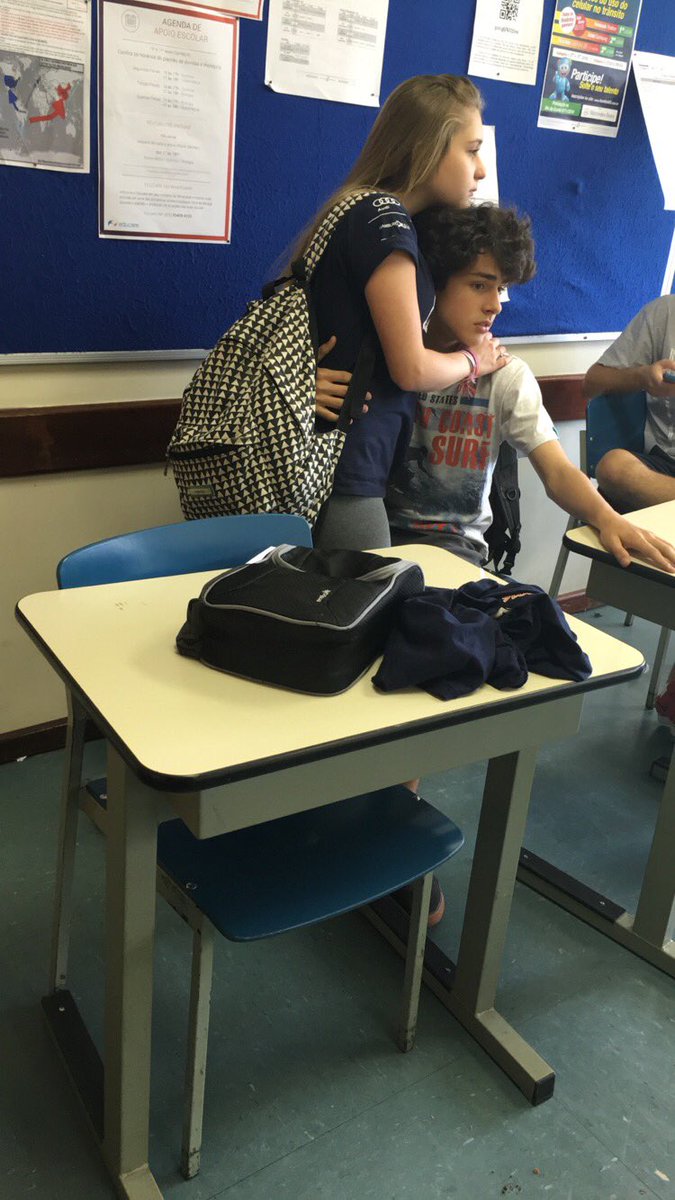 bibitatto's tweet photo. A bad não foge nem no colégio https://t.co/3WWqGgfzaS