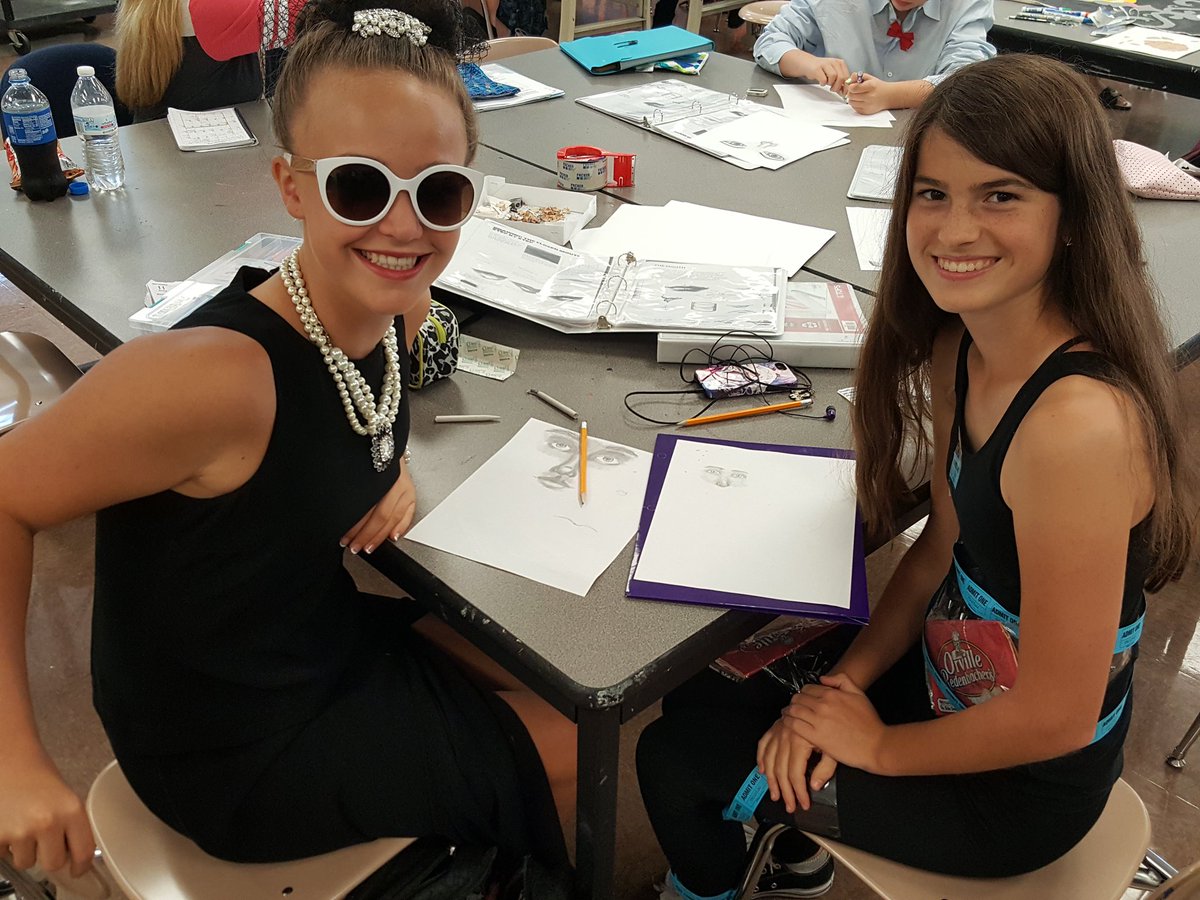 LHS210Wing's tweet photo. Working on portraits in #DrawingI #GoLemont https://t.co/tZbQwrygzz