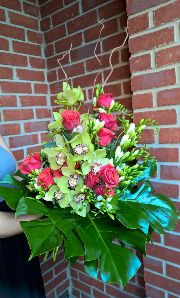 A large bouquet to express many years of 'thank you' @MumsTrustedBR <a href="/BNIVictoryHS/">BNI Victory Halstead</a>