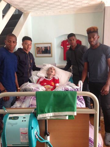 Mufc_inactive's tweet photo. United players go to a mans house to give him his dying wish,meeting the team,and people say players have lost touch https://t.co/6VzJPYW3i5