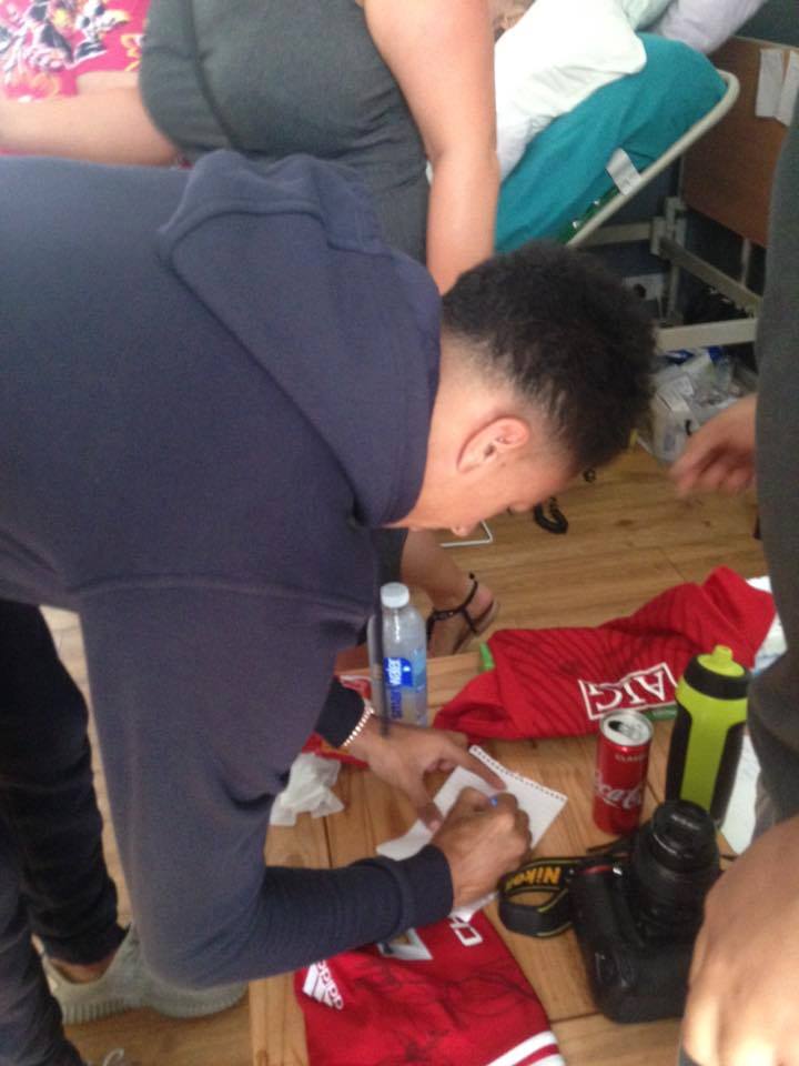 Mufc_inactive's tweet photo. United players go to a mans house to give him his dying wish,meeting the team,and people say players have lost touch https://t.co/6VzJPYW3i5