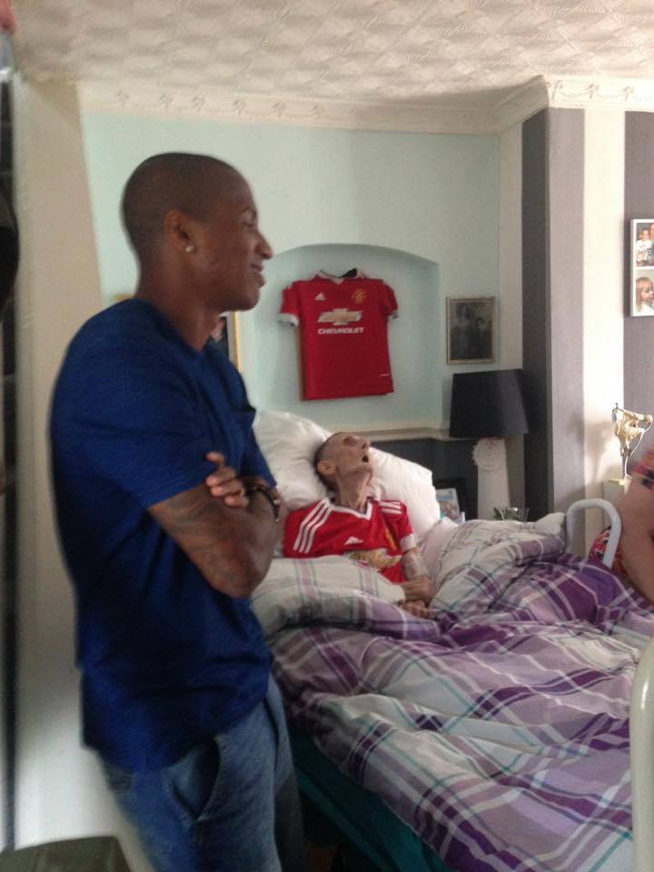 Mufc_inactive's tweet photo. United players go to a mans house to give him his dying wish,meeting the team,and people say players have lost touch https://t.co/6VzJPYW3i5
