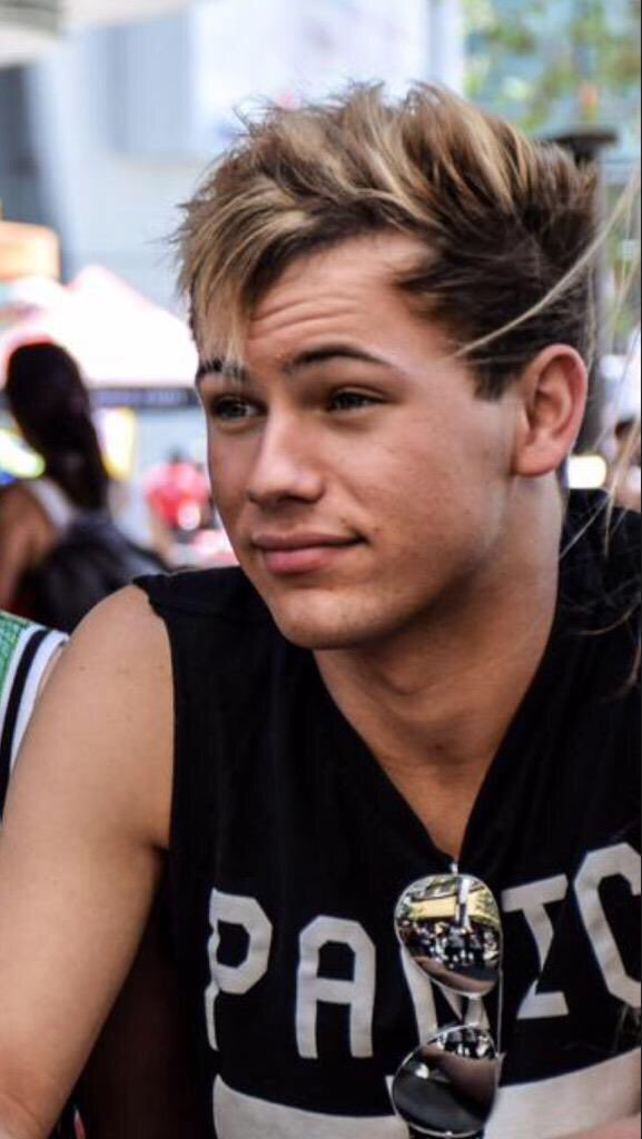 bestpicsofaus's tweet image. dear aus, can you please get this haircut again? thanks, whole fandom