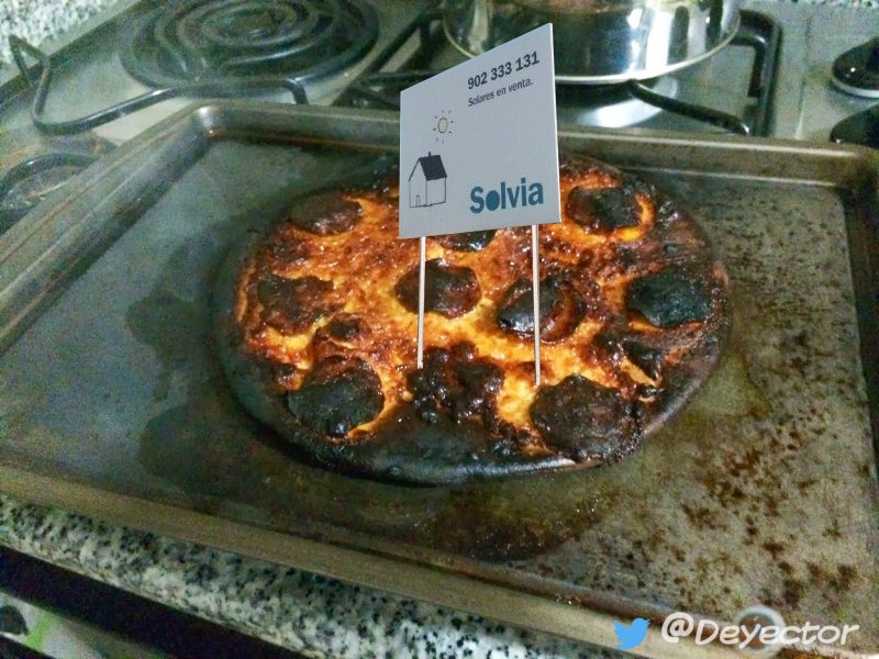 Deyector's tweet photo. Se me ha quemado la pizza, y cuando voy a sacarla del horno... https://t.co/AOO3iNrzT9