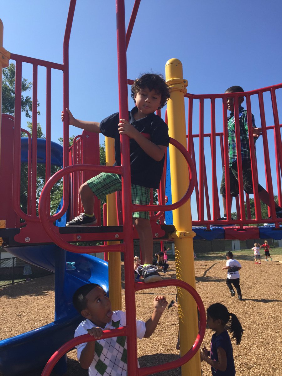 Falcon_Carden's tweet photo. Kindergarteners taking care of each other and themselves during recess #wearefamily @ForestdaleES https://t.co/be8lGMvL7R