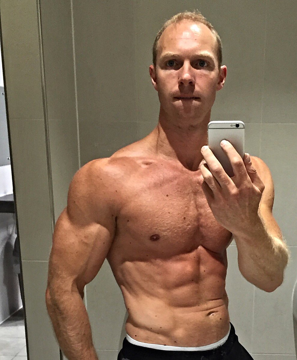 MachineLeen1's tweet photo. Physique update following 4 weeks of eating all kinds of crap😧 #gymmonkee @Gym_Monkee #bodybuilding #fitness https://t.co/uDENGb4fMb