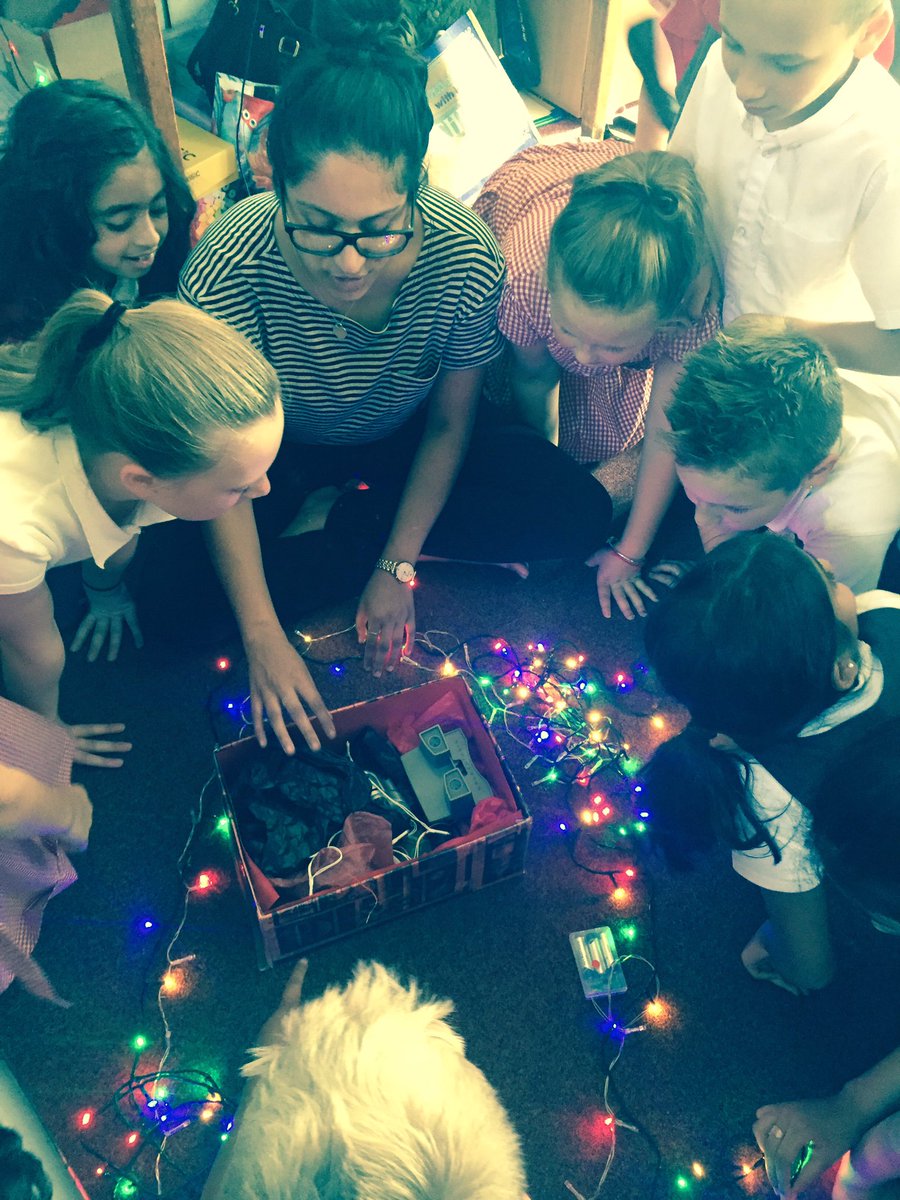 HIAMissJethva's tweet image. We opened the box to find... #theviewer #novelstudies #humbomagic