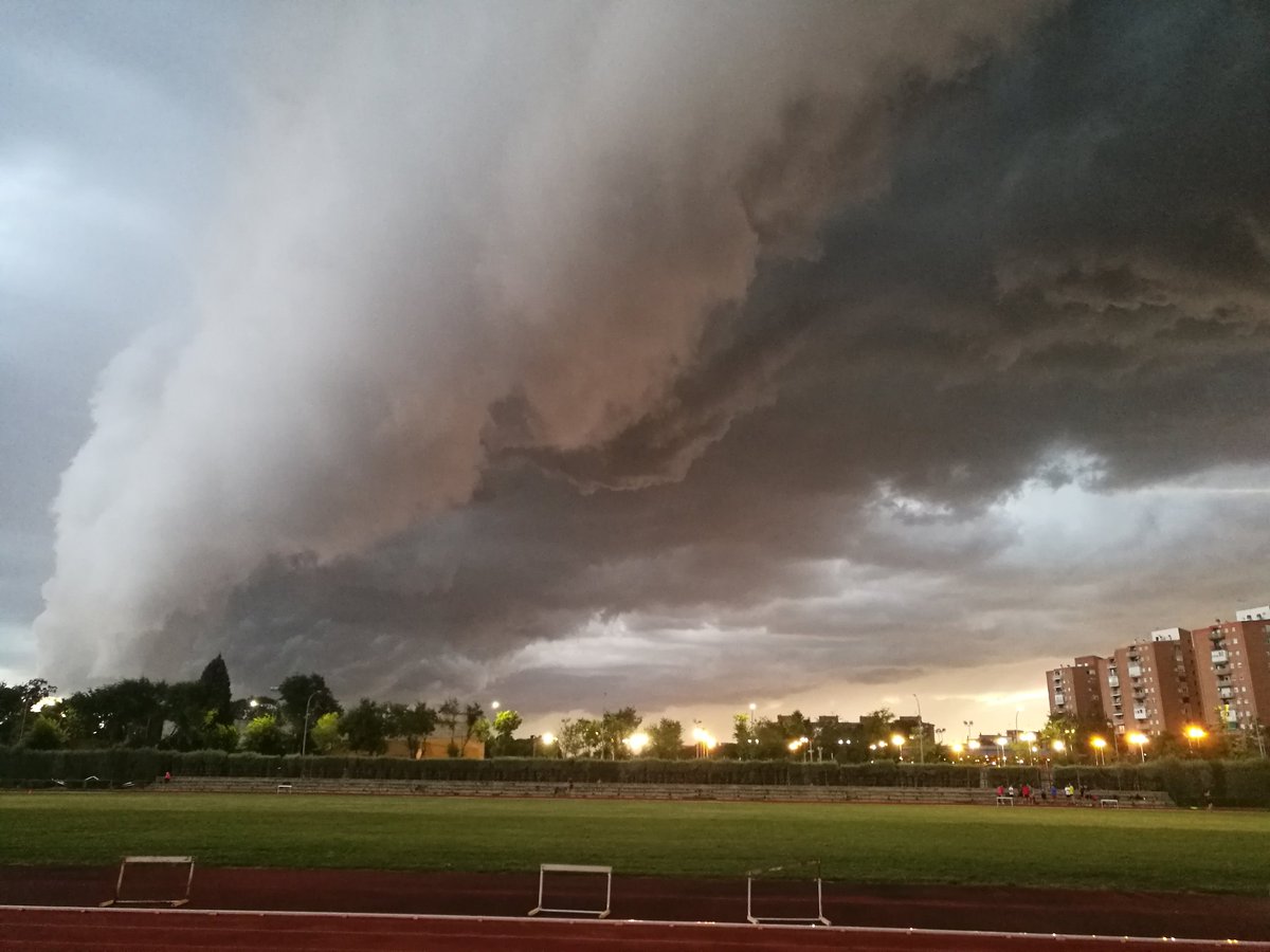 SergioGrande99's tweet photo. "Hoy el cielo se ha echado encima de Alcalá de Henares y este se veía precioso." https://t.co/kkHgNJrR2k