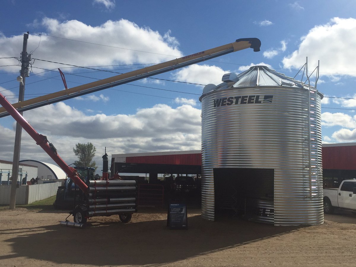 DuclosJody's tweet photo. #remgrainvac #vr12 and #vrx showing their stuff at @BigIronFarmShow @AgGrowthIntl https://t.co/25zDAlJaZg