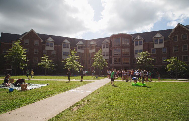 GeckoNews's tweet image. Throwback to Orientation Week, cannot wait for the rest of the year! 💚💛 Photos by @savannahforsey #GeckoPride