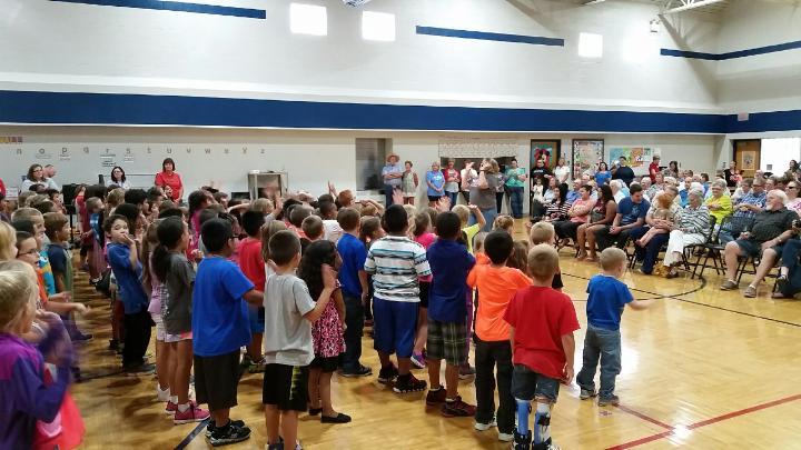 ArkCityRoos's tweet photo. Roosevelt Elementary students honoring grandparents with a song. #arkcityproud https://t.co/9fBCvQ1PFG