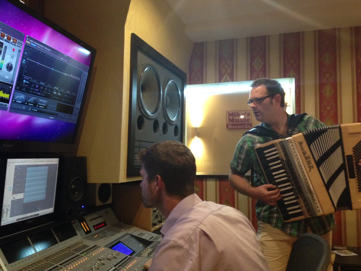 mikesmusicmedia's tweet photo. Sven Odenwald in our Studio!
:)
#fisman #steirische #musikproduktion #akkordeon #neuersound #alpenrock #odenwald https://t.co/lLkRMDveMJ