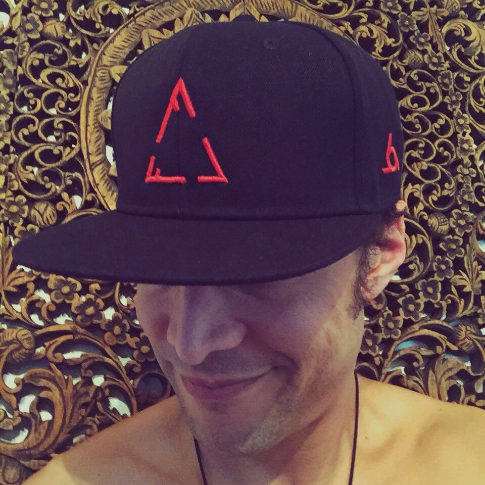 Thank you <a href="/lashfary/">Lash Fary</a> and <a href="/FlosFlorisMilan/">Flos Floris Milano</a> for the Red re-up on my hat!