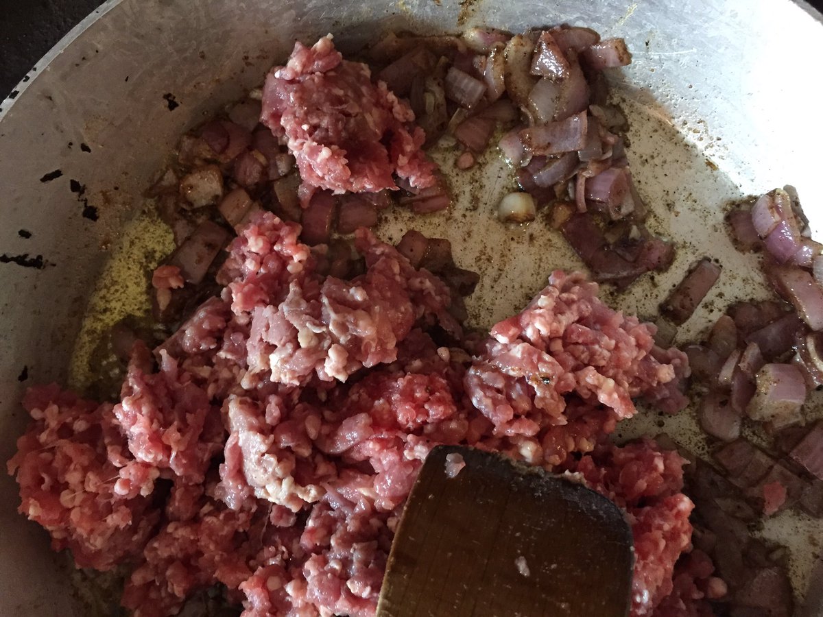 ZwartblesIE's tweet photo. #StuffedMarrow when onions have gone transparent add cumin salt pepper allspice & finally the minced lamb https://t.co/xbmHjhQH9p