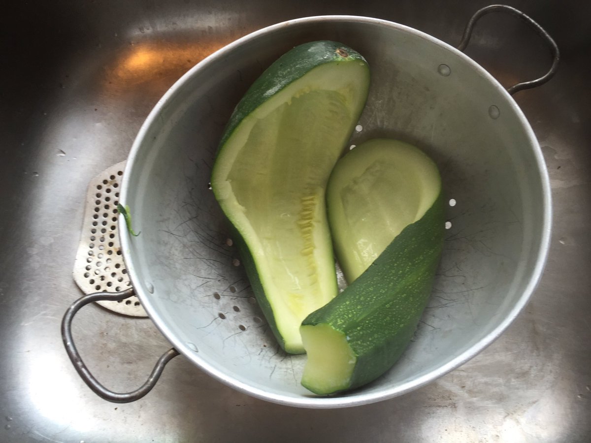 ZwartblesIE's tweet photo. #StuffedMarrow When 10 minutes up test to see if fork goes easily into flesh then drain and place onto oven pan https://t.co/PyYjD35COT