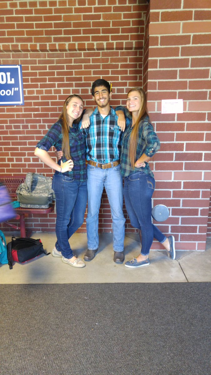 Tori_Baver's tweet photo. twin Tuesday 😏 @GHS_Homecoming https://t.co/gEIkl6A95B