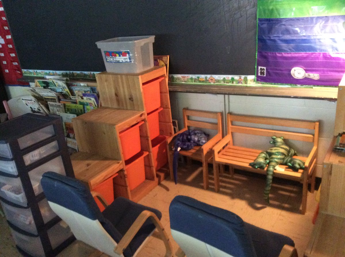 WPSharks1's tweet photo. @CE_Pern voici le coin lecture de la classe. Notre bibliothèque de l'école est en rénovation. https://t.co/ititZlMIts