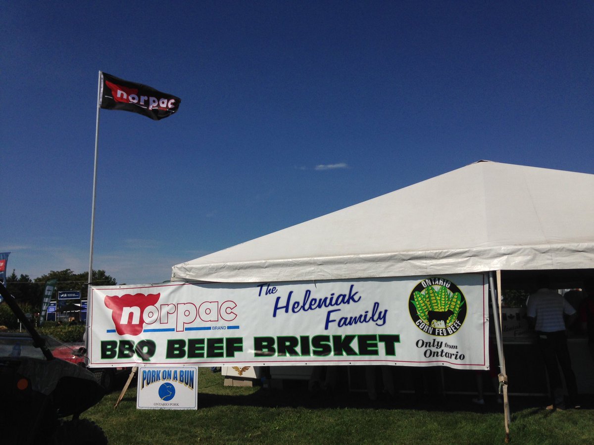 AmandaBrodhagen's tweet photo. The best food at #COFS16! #makeitONbeef 👌🏻 https://t.co/7UVp22yGKF
