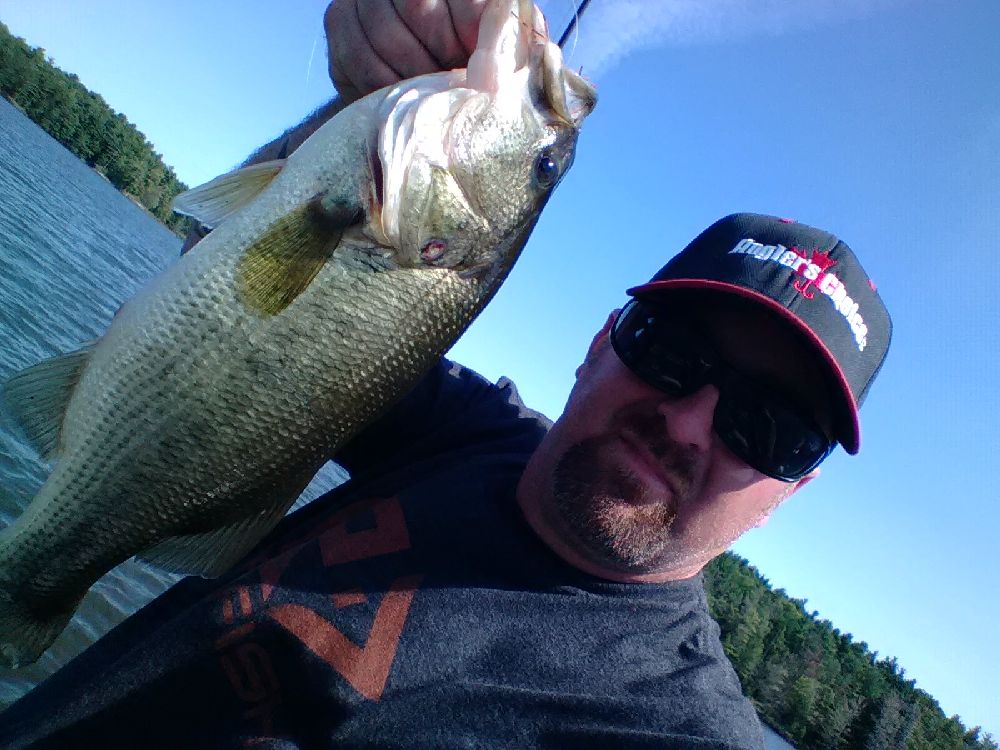 CanuckBassin's tweet photo. There's one on @Anglers_Choice #BoogieBugs @SEMoutdoors @MEGA_JIGS #StandUpJig @LiquidMayhem_ #Crawlic https://t.co/XCCIahC3ac