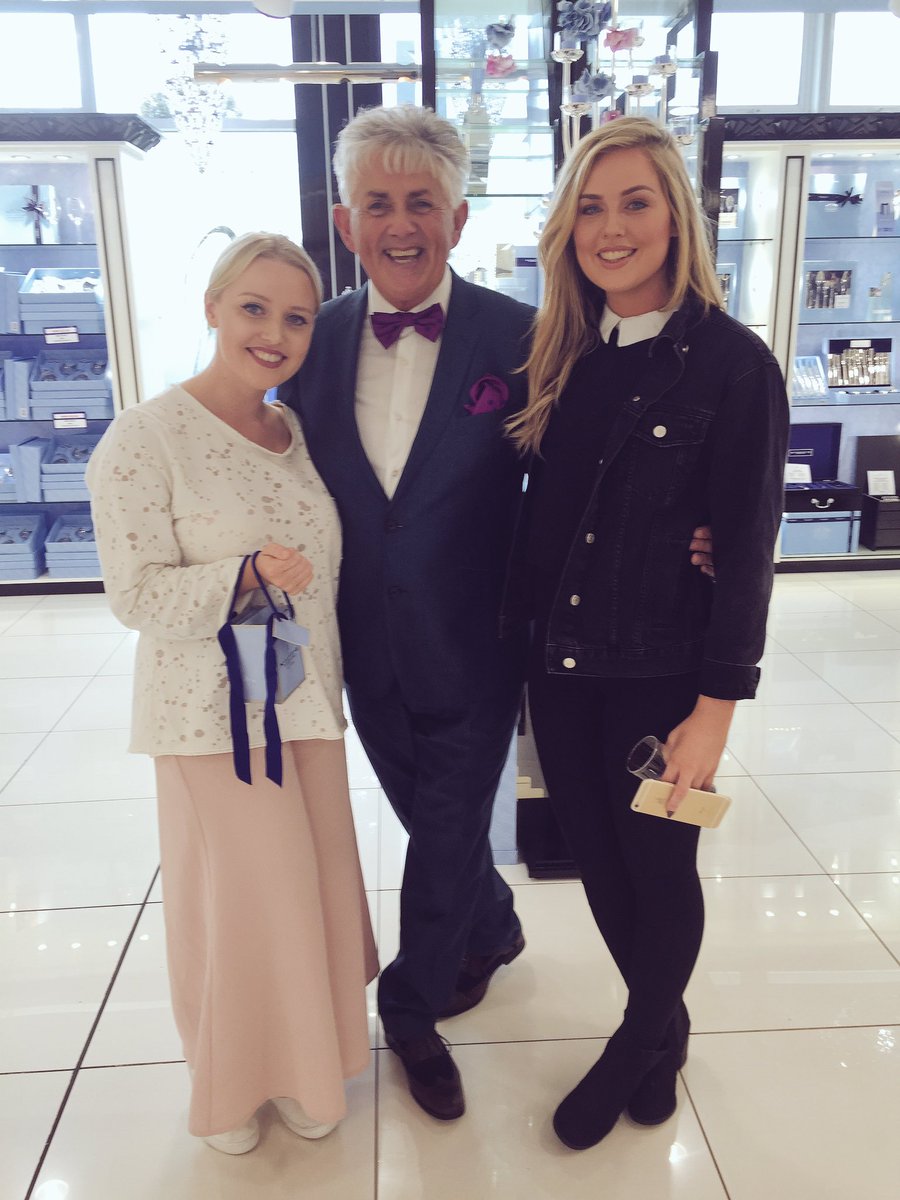 LauraMullett's tweet photo. Me and @MakeUpbyAimeeC having the chats with the gent that is #NoelCunningham 🎄 #NSbluebox @newbridgesilver https://t.co/95q79Mpl8l