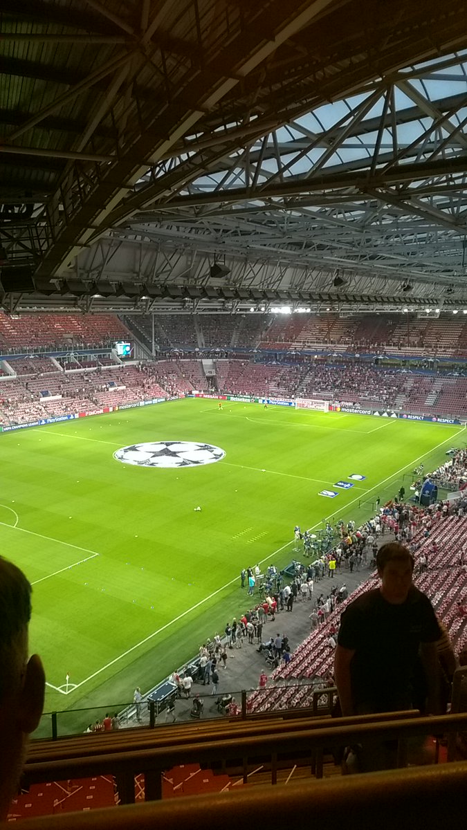 langenhovejv's tweet photo. Zwaaien naar @makkitwits @psv #psvatletico go go go @GastonPereiro un gol para nosotros y el @psv https://t.co/VxMvPKypMm