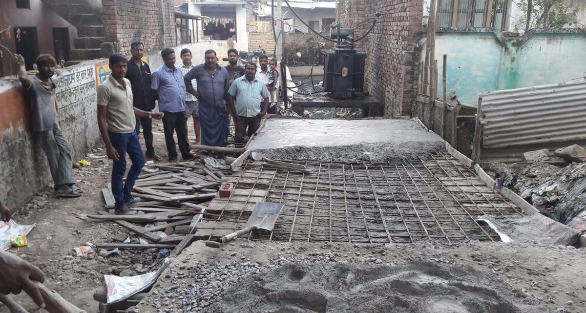 ashranmol's tweet photo. इलाहाबाद:नेवादा के लोगों ने पेश की नजीर, टूटी पुलिया खुद बनाई।विभाग कर रहा था अनसुनी। @Live_Hindustan @kkupadhyay6 https://t.co/VGCGTOu5nV