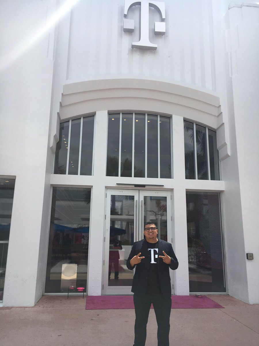 ManuelRoque17's tweet photo. Best experience ever had.. Thank you #tmobilesouthbeach @normiis @DanielleOubre20 @ISLila https://t.co/FhNA9fhibV