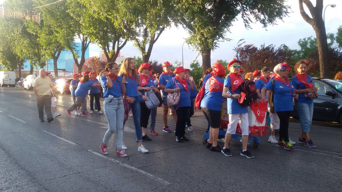 FiestasdeFuenla's tweet photo. Desfile de peñas 2016 #fiestasdefuenlabrada16 #fdf16 #fuenlabrada https://t.co/QwCgFe12o2