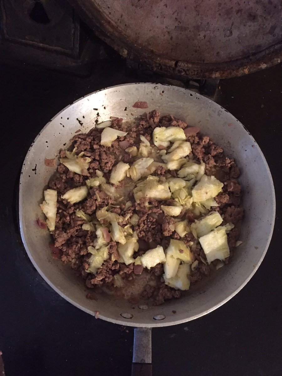ZwartblesIE's tweet photo. #StuffedMarrow mix seedy innards with remaining lamb mince & juices,simmer fry till seeds transparent https://t.co/UG4OYAnlUE