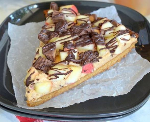 EJsPlace's tweet photo. Peanut butter apple pizza - looks SO good! #EJsPlace #ItCanBePizza #SweetTooth https://t.co/qrIsR2kcJp
