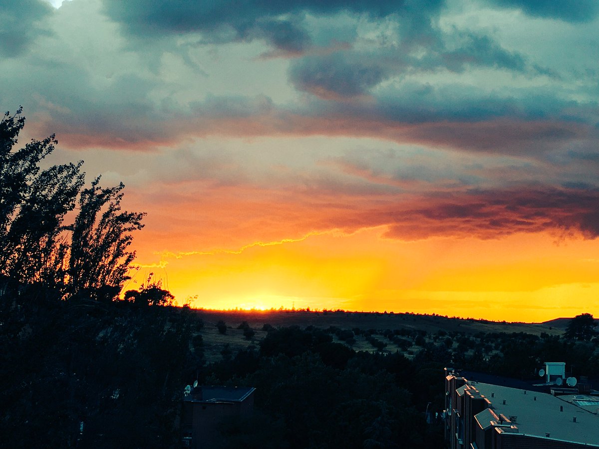 robertoladron's tweet photo. Colours in the sky ☁️ https://t.co/Ai5ftJ002X