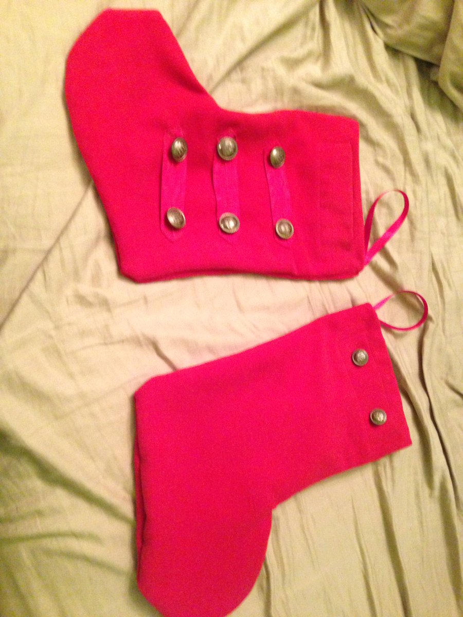 RaquelCreating's tweet photo. I'm one step closer to being prepared for my 1st #ChristmasInQuebec #Noel #Handsewing #couture #QuebecCity https://t.co/gSGi3bBioy