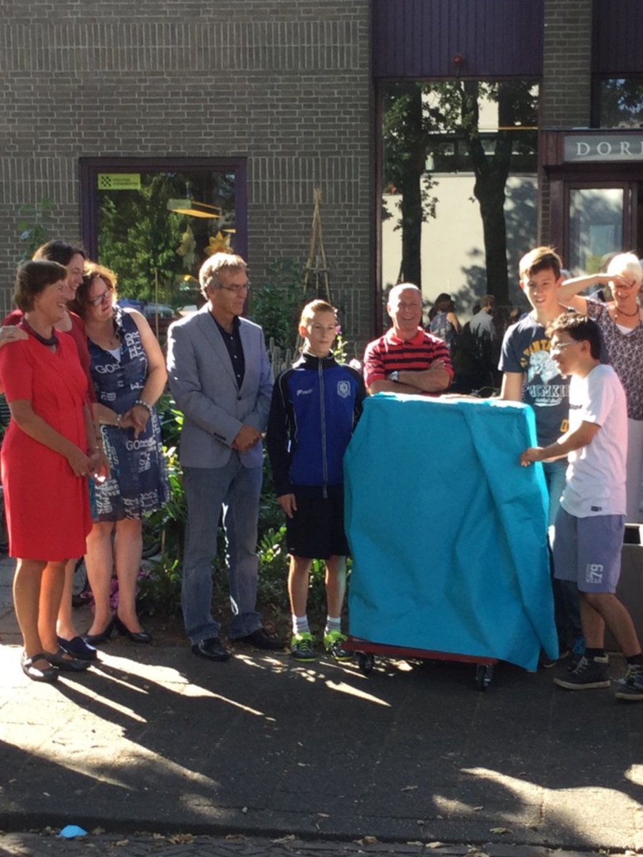 Leerlingen Luke,Alex&amp;Nicola (Leo Kannerschool) doneren stoepbord aan Dorpscentrum Oegstgeest civilsocietyclub.nl/actualiteiten/…