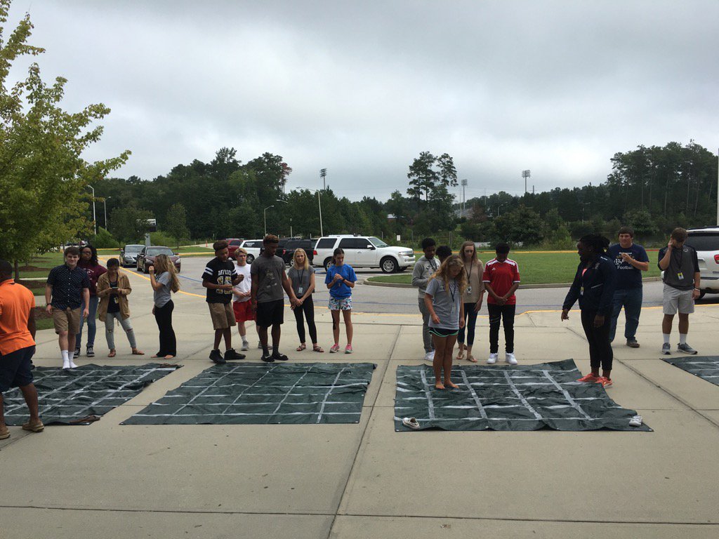 DrMrCoachE's tweet photo. Sport Psyc doing an aMAZing job with Tarp Maze Challenge today! #Communication #GrowthMindset #SuccessOfOthers #IMG https://t.co/vNjtWq7wtt