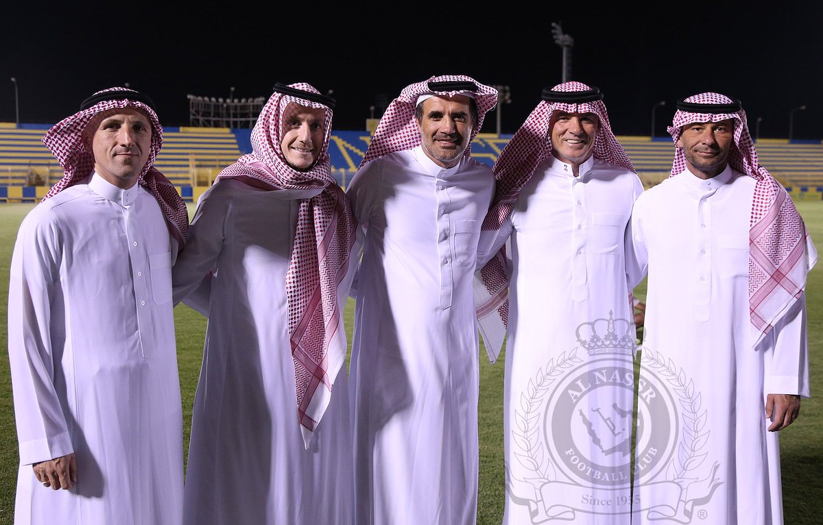 AlNassrFC's tweet photo. المدير الفني للفريق زوران والجهاز الفني واللاعبي الأجانب يعايدون زملائهم بالزي السعودي

6-6
#NFC https://t.co/DitPm6QMKf