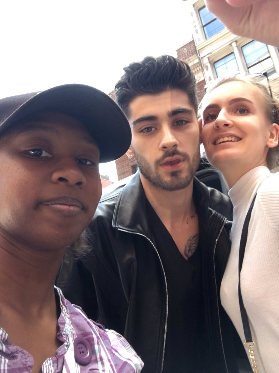 _1DZaynUpdates's tweet photo. Zayn el día de hoy 13/09 en New York City más algunas fans. [ 2 ]
#1DZaynUpdates https://t.co/I4IsQiIg2B