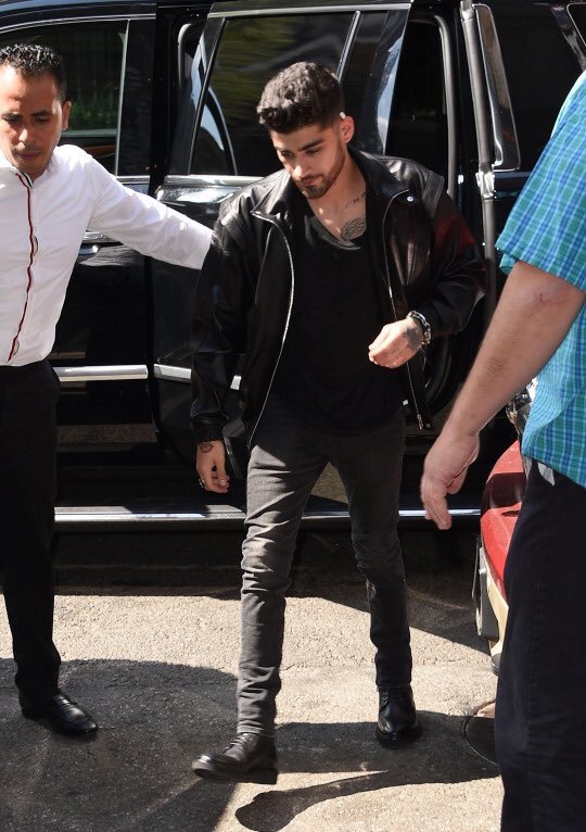 _1DZaynUpdates's tweet photo. Zayn el día de hoy 13/09 en New York City más algunas fans. [ 2 ]
#1DZaynUpdates https://t.co/I4IsQiIg2B