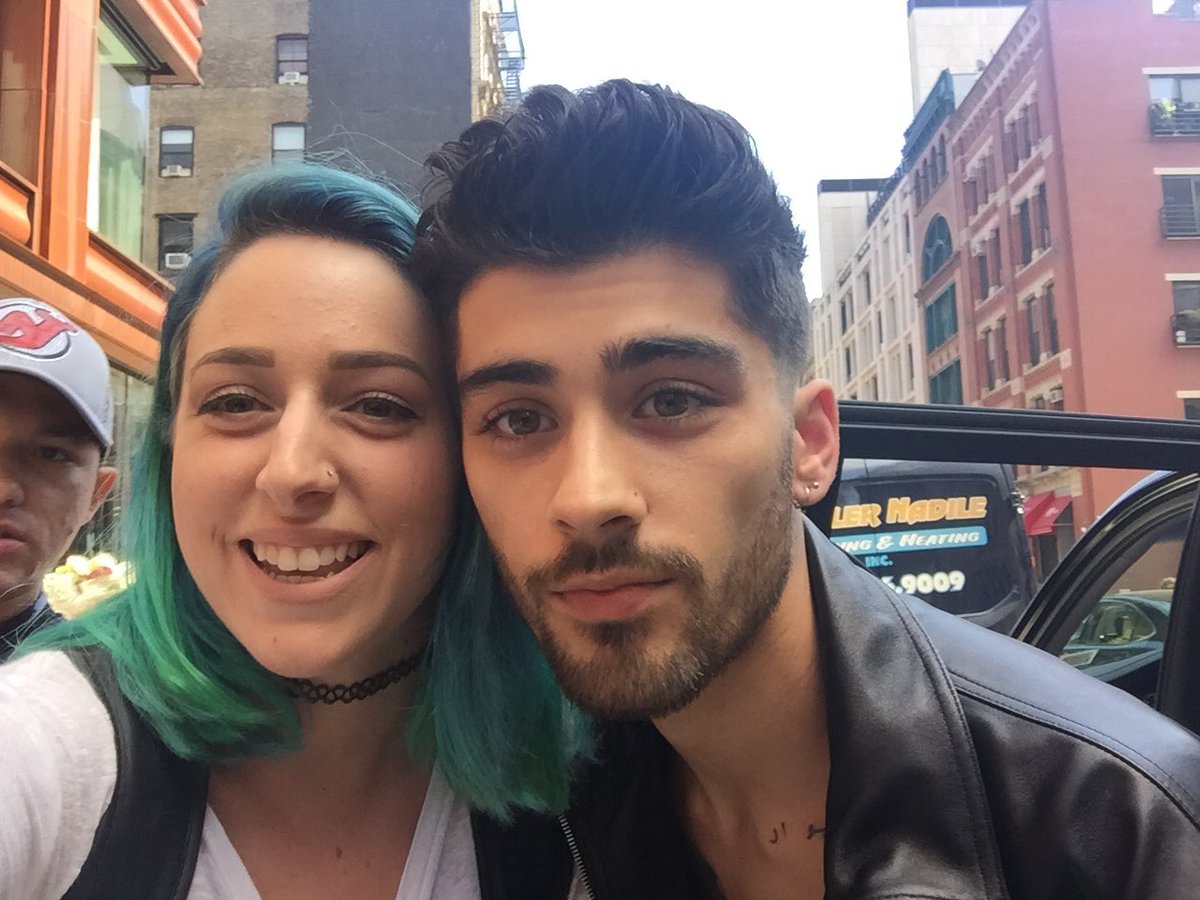 _1DZaynUpdates's tweet photo. Zayn el día de hoy 13/09 en New York City más algunas fans. [ 3 ]
#1DZaynUpdates https://t.co/O7vmQlut56