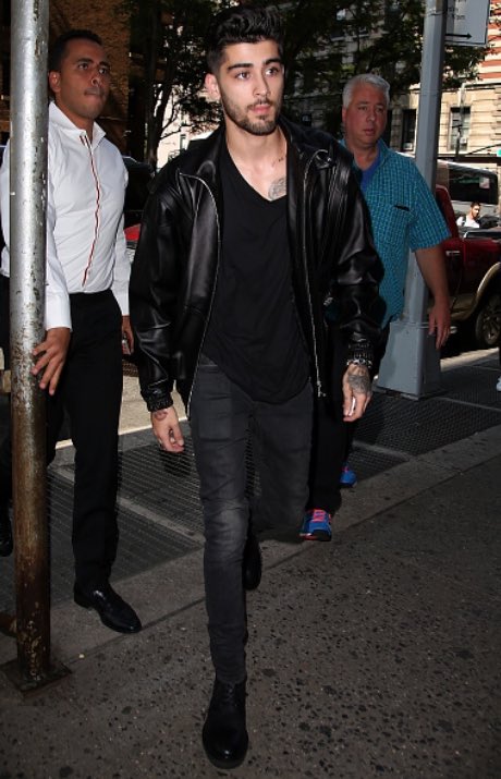 _1DZaynUpdates's tweet photo. Zayn el día de hoy 13/09 en New York City más algunas fans. [ 8 ]
#1DZaynUpdates https://t.co/31NgtlEgAX