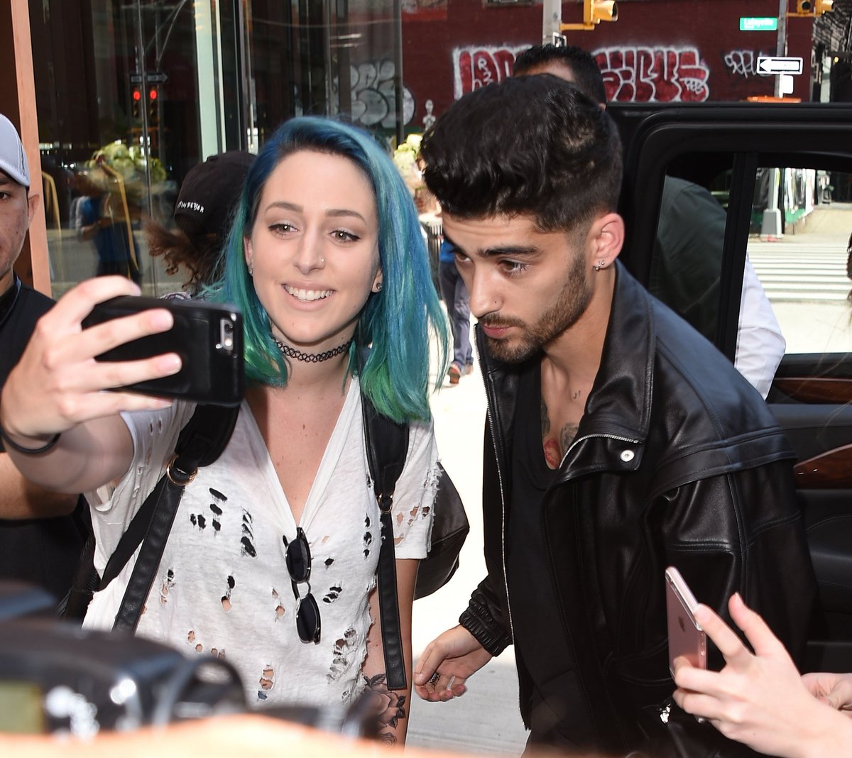 _1DZaynUpdates's tweet photo. Zayn el día de hoy 13/09 en New York City más algunas fans. [ 3 ]
#1DZaynUpdates https://t.co/O7vmQlut56